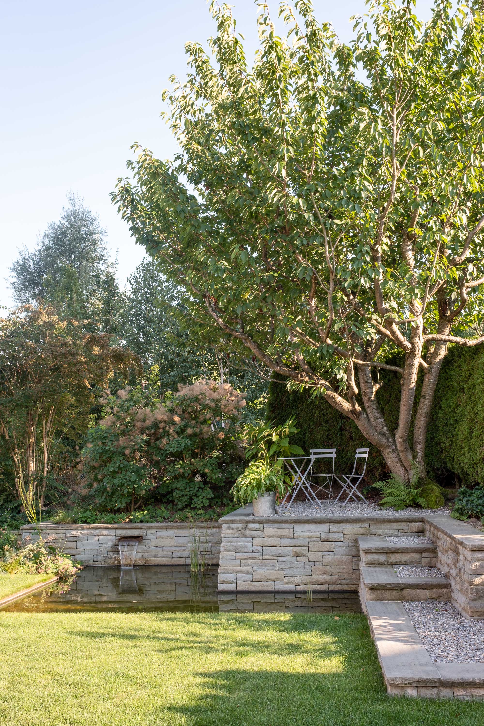 wild und klar - Gartenbrunnen stimmungsvoll eingebettet